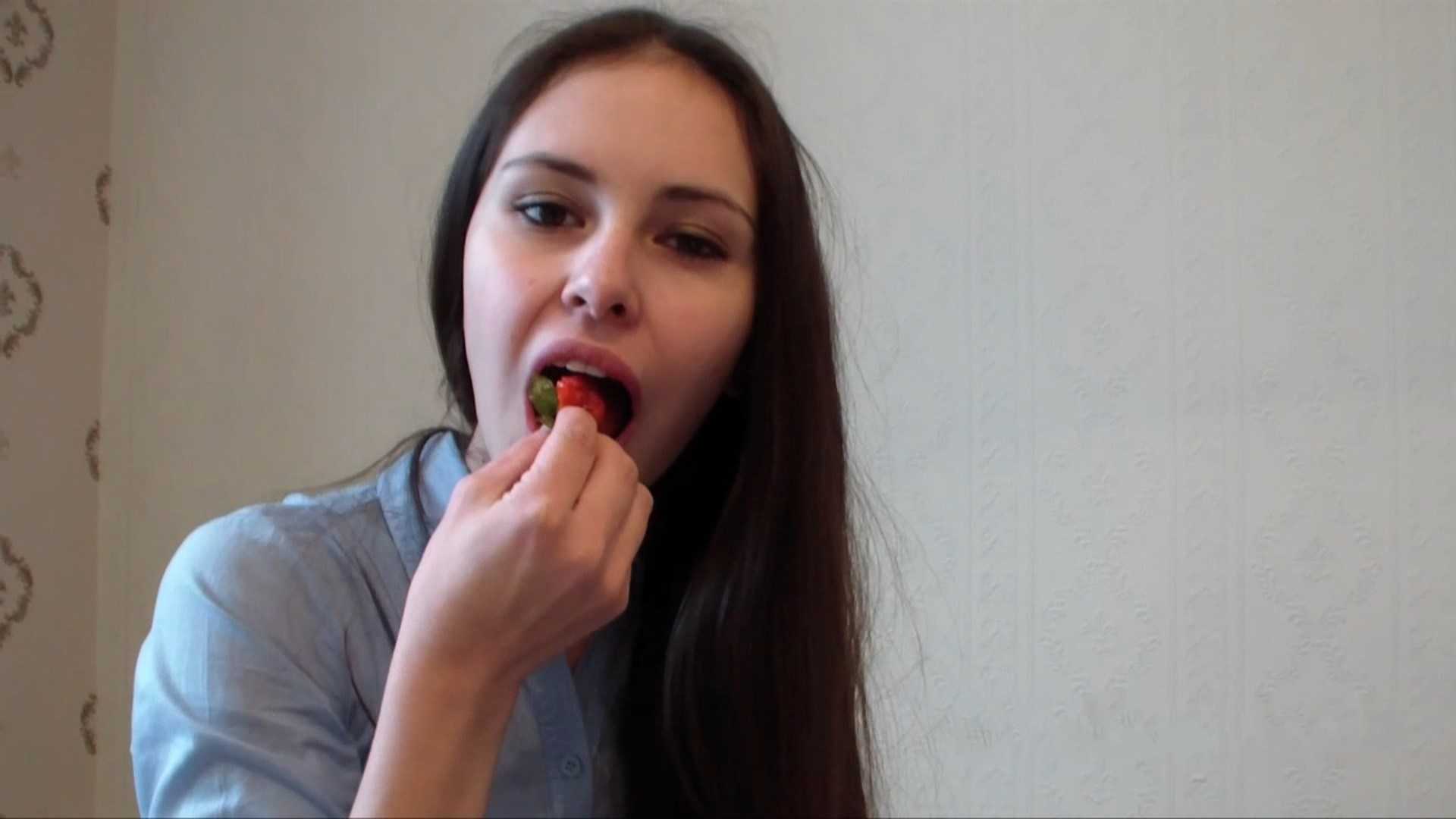 Alina eats strawberries and pooping in mouth toilet slave – PooAlina | Full HD 1080p | May 9, 2017